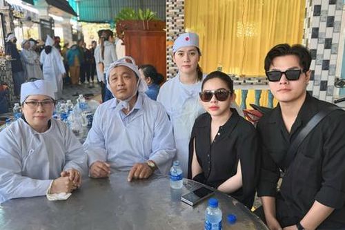 Hồng Loan đeo khăn tang báo tin buồn sau 1 năm NSƯT Vũ Linh qua đời