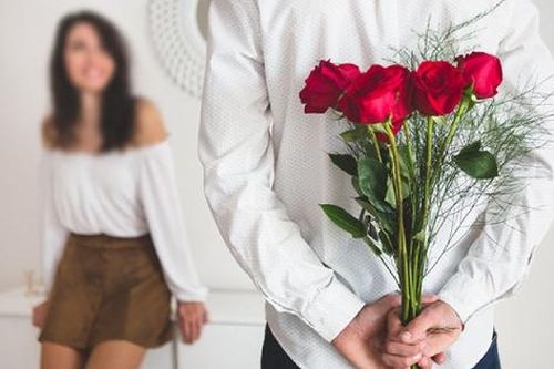 Cô gái 32 tuổi bối rối khi được 3 người tỏ tình cùng lúc
