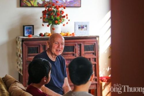 Hà Tĩnh: 'Thầy giáo Tây' dạy tiếng anh miễn phí cho trẻ nhỏ, mê cắt cỏ làm đẹp môi trường