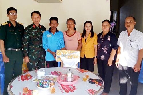 Trung đoàn 892 bàn giao 2 căn nhà Đại đoàn kết tại Tri Tôn