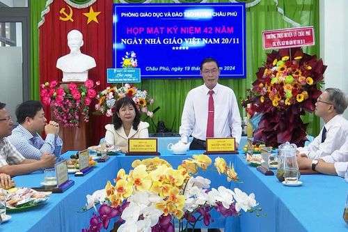 Thường trực Huyện ủy Châu Phú chúc mừng Ngày Nhà giáo Việt Nam
