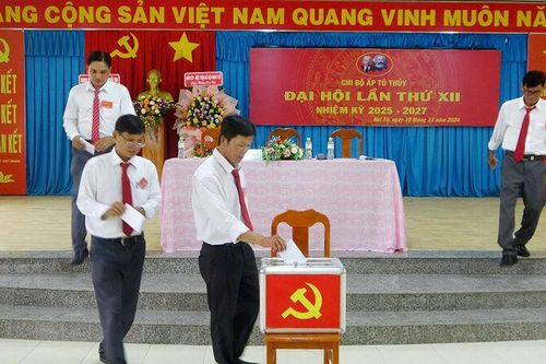 Chủ tịch UBND huyện Tri Tôn dự Đại hội Chi bộ ấp Tô Thủy