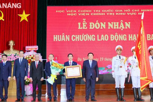 Học viện Chính trị khu vực III đón nhận Huân chương Lao động hạng 3