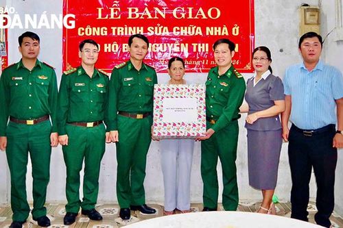 Bàn giao nhà đại đoàn kết cho hộ nghèo