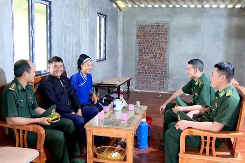 Giúp đồng bào vùng biên an cư