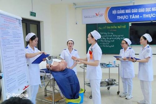 Kỷ niệm Ngày Nhà giáo Việt Nam (20-11) Những người thầy 'truyền lửa' nghề y