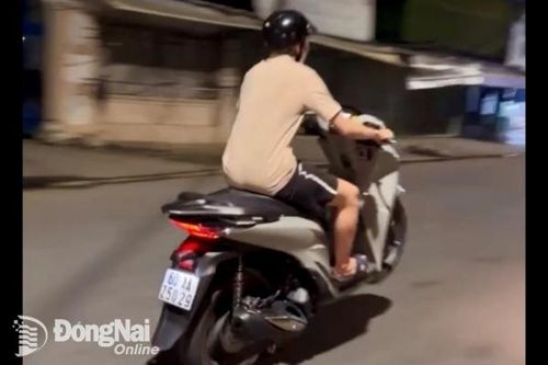 Lập biên bản 3 lỗi vi phạm của một nam sinh chạy xe máy 'bốc đầu' tại thành phố Biên Hòa