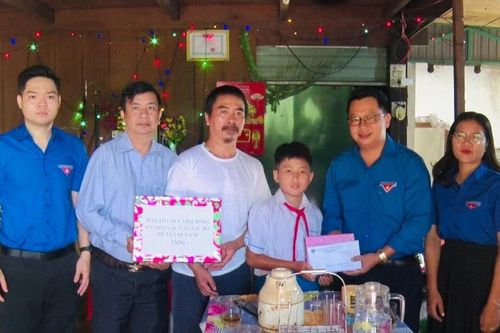 Đức Cơ: Trao tặng hơn 11 triệu đồng cho học sinh khó khăn