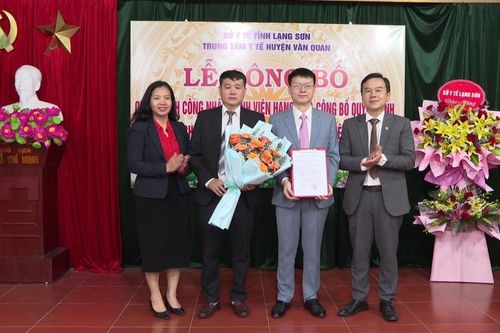 Công bố quyết định công nhận bệnh viện hạng II đối với Trung tâm Y tế huyện Văn Quan