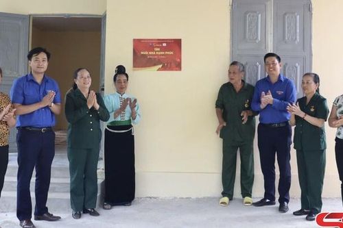 Trao tặng 'Ngôi nhà hạnh phúc' cho cựu thanh niên xung phong tại phường Chiềng An