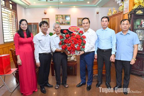 Phó Chủ tịch UBND tỉnh Hoàng Việt Phương thăm, chúc mừng Nhà giáo Ưu tú Nguyễn Văn Hiếu