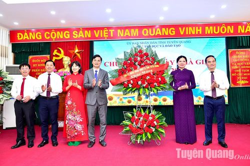 Đồng chí Bí thư Tỉnh ủy Hà Thị Nga chúc mừng ngành Giáo dục và Đào tạo nhân Ngày Nhà giáo Việt Nam 20-11