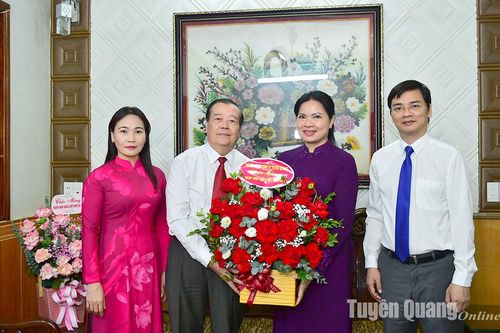 Đồng chí Bí thư Tỉnh ủy Hà Thị Nga thăm, chúc mừng các nhà giáo tiêu biểu