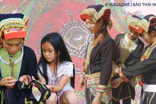 Giữ gìn bản sắc trang phục Dao Lô Gang ở Khe Rịa