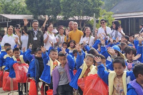 Chương trình Áo ấm vùng cao - trao gửi yêu thương của Quỹ từ thiện Thọ Giác