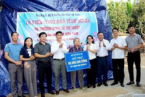Đoàn đại biểu Quốc hội tỉnh Hà Tĩnh hỗ trợ xây dựng 71 ngôi nhà tình nghĩa với tổng số tiền gần 5,5 tỷ đồng