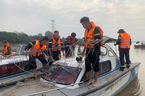 Huy động lực lượng tìm kiếm 4 học sinh đuối nước tại bãi sông Hiền Quan