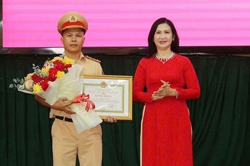 Tặng bằng khen chiến sĩ CSGT nhiều lần hiến tiểu cầu cứu người