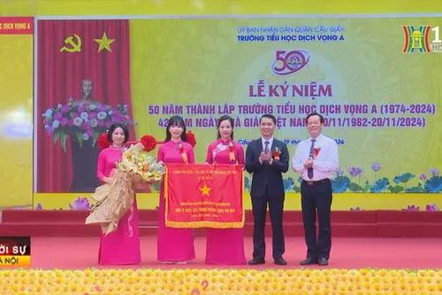 Trường Tiểu học Dịch Vọng A nhận Cờ thi đua Chính phủ