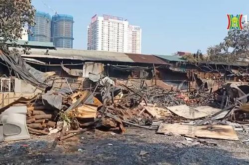 Cháy lớn làm đổ sập kho đồ chơi trẻ em