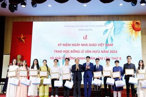 Trao tặng Học bổng Lê Văn Hưu và Giải thưởng Đinh Xuân Lâm