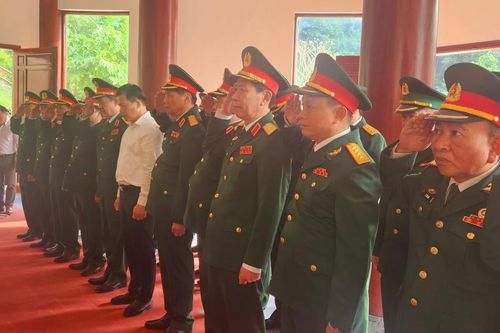 Đoàn công tác Hội Cựu chiến binh Việt Nam dâng hương, dâng hoa Đền thờ Đại tướng Võ Nguyên Giáp