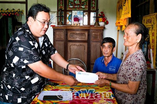Thăm hỏi các gia đình có nạn nhân tử vong do tai nạn giao thông