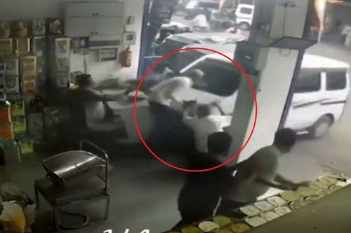 Clip: Hãi hùng cảnh ô tô mất lái, tông thẳng vào tiệm tạp hóa khiến 4 người bị thương