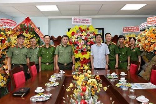 Báo Công an TPHCM thăm, chúc mừng các trường nhân ngày Nhà giáo Việt Nam
