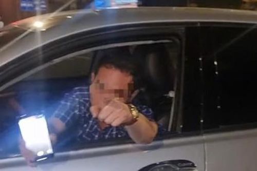 Tài xế say xỉn, lái ô tô cự cãi với người đi đường không phải là công an