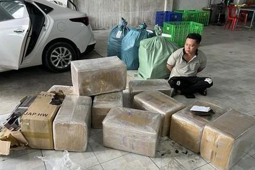 Phá đường dây buôn lậu thuốc lá lớn bằng thủ đoạn chuyển hàng qua bưu cục