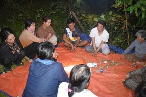 Vây bắt sòng bạc 'quý bà' bên bờ sông lúc trời tối