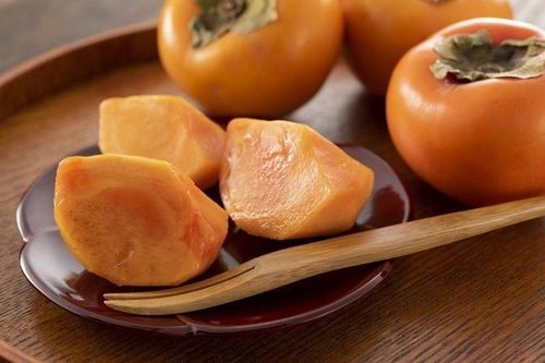 Nhập viện phẫu thuật sau ăn 3 trái hồng ngâm