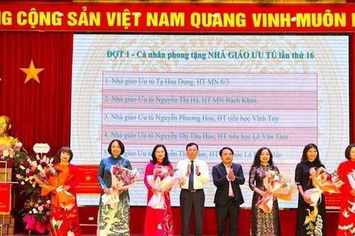 Trường Tiểu học Vĩnh Tuy (quận Hai Bà Trưng) đón nhận Cờ thi đua của Chính phủ