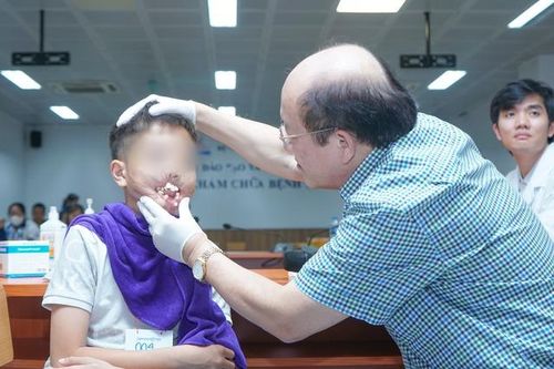 Vi phẫu tạo hình cho bé 11 tuổi bị tai nạn pháo nổ làm vỡ hàm, mất môi