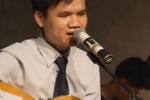 Thầy giáo trẻ khiếm thị đa tài, gây xúc động với bài hát về bệnh nhân ung thư
