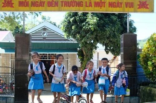 Thầy cô giáo bỏ tiền túi nấu cơm trưa cho học trò
