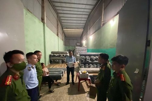 Tạm giữ trên 25 tấn vải may mặc do Trung Quốc sản xuất có dấu hiệu vi phạm
