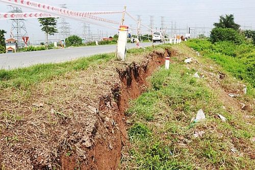 Hà Nội công bố tình huống khẩn cấp sạt lở mái đê hữu Đáy ở huyện Quốc Oai