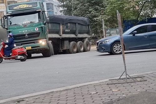 Hà Nội: Xe tải chở đất hoạt động cả ngày lẫn đêm trên 'đường phố bị hạn chế'