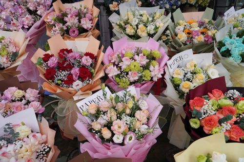 Không còn chi nhiều tiền mua hoa dịp 20/11