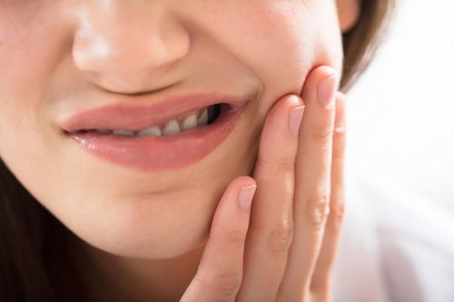 Cô gái 25 tuổi nhập viện sau khi nhổ răng khôn