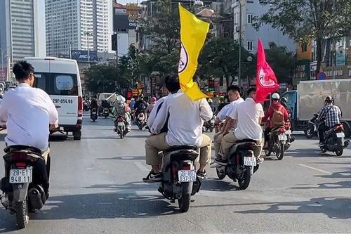 Cận cảnh nhóm học sinh 'kẹp ba', không đội mũ bảo hiểm