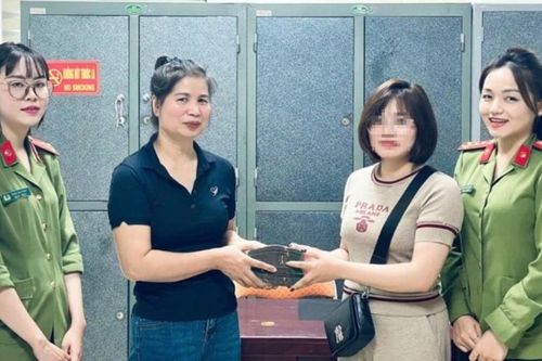 Người phụ nữ vui mừng nhận lại 479 triệu đồng chuyển khoản nhầm