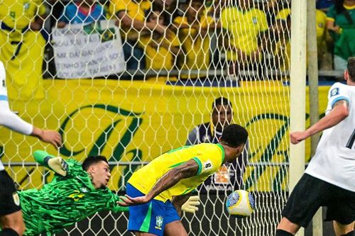 Brazil 'chết hụt' trước Uruguay trong trận hòa kịch tính, nguy cơ không giành vé World Cup vẫn tiềm tàng