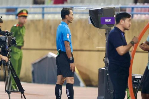 Trọng tài V-League: Chỉ VAR thôi, chưa đủ