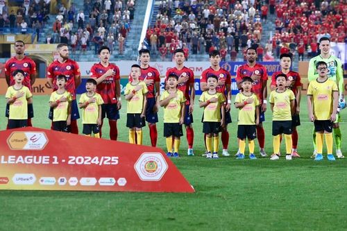 Hậu vệ ĐT Việt Nam lập cú đúp kiến tạo giúp đội nhà chiến thắng tại V-League, HLV Kim nhận tin buồn vì chấn thương