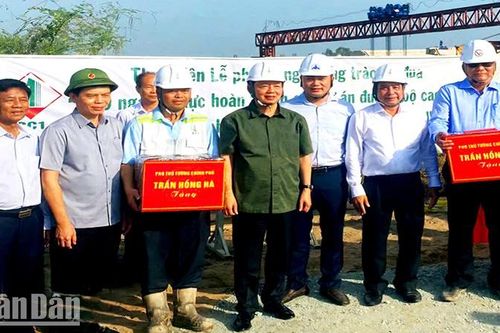 Phó Thủ tướng Trần Hồng Hà kiểm tra tiến độ cao tốc ở đồng bằng sông Cửu Long