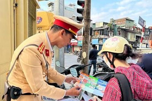 Xử lý vi phạm kết hợp tuyên truyền người dân cùng giữ gìn trật tự an toàn giao thông