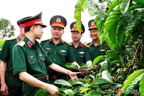 Tư lệnh Binh đoàn 16 thăm, làm việc tại Trung đoàn 726